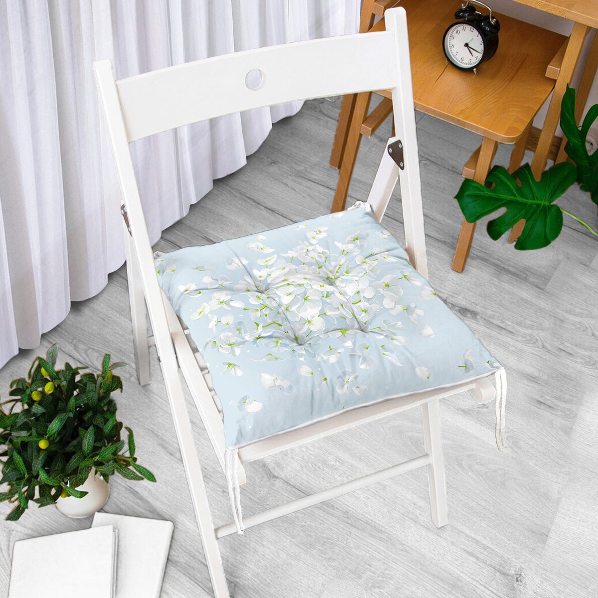 Rengarenk Zeminli Beyaz Ortanca Çiçek Desenli Dijital Baskılı Modern Pofuduk Sandalye Minderi Realhomes
