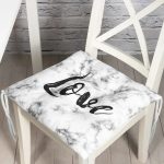 - Pofi-9265-Gorsel - Realhomes Mermer Zemin Üzerinde Love Yazılı Özel Tasarım Modern Pofuduk Sandalye Minderi Realhomes