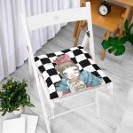 - Pofi-9295-Gorsel-1 - Realhomes Dama Zeminli Kahve İçen Kız Motifli Dijital Baskılı Modern Pofuduk Sandalye Minderi Realhomes