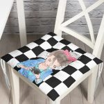 - Pofi-9301-Gorsel - Realhomes Dama Zeminli Fotoğraf Çeken Kız Tasarımlı Dijital Baskılı Modern Pofuduk Sandalye Minderi Realhomes