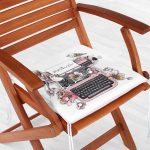 - Frm-10139-Pembe-Antika-Daktilo-Cizimli-Dijital-Baskili-Fermuarli-Sandalye-Minderi-1 - Realhomes Pembe Antika Daktilo Çizimli Dijital Baskılı Fermuarlı Sandalye Minderi Realhomes