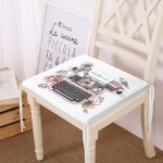 - Frm-10139-Pembe-Antika-Daktilo-Cizimli-Dijital-Baskili-Fermuarli-Sandalye-Minderi - Realhomes Pembe Antika Daktilo Çizimli Dijital Baskılı Fermuarlı Sandalye Minderi Realhomes