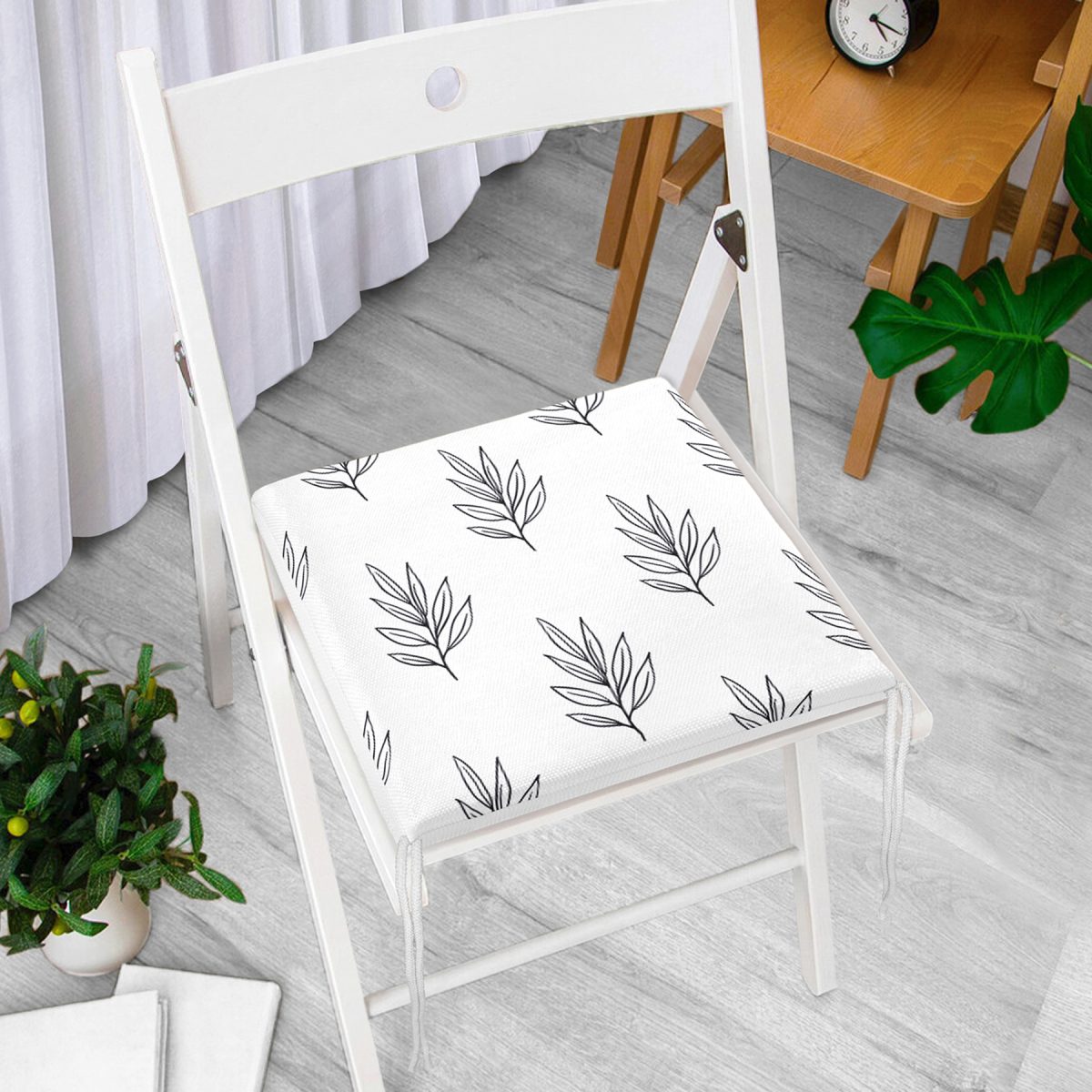 Beyaz Temalı Yaprak Çizimi Motifli Dijital Baskılı Fermuarlı Sandalye Minderi Realhomes