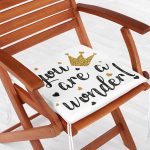 - Frm-2137-Yaldizli-Yazi-Desenli-Dijital-Baskili-Fermuarli-Sandalye-Minderi-1 - Realhomes Yaldızlı Yazı Desenli Dijital Baskılı Fermuarlı Sandalye Minderi Realhomes