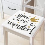 - Frm-2137-Yaldizli-Yazi-Desenli-Dijital-Baskili-Fermuarli-Sandalye-Minderi - Realhomes Yaldızlı Yazı Desenli Dijital Baskılı Fermuarlı Sandalye Minderi Realhomes