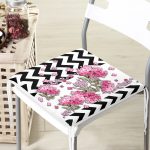 - Frm-4172-Siyah-Zikzak-Zeminde-Ilkbahar-Cicekleri-Temali-Fermuarli-Sandalye-Minderi - Realhomes Siyah Zikzak Zeminde İlkbahar Çiçekleri Temalı Fermuarlı Sandalye Minderi Realhomes