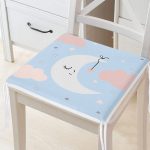 - Frm-4502m-Mavi-Zeminde-Ay-ve-Bulut-Desenli-Bebek-Odasi-Fermuarli-Sandalye-Minderi-Gorsel - Realhomes Mavi Zeminde Ay ve Bulut Desenli Bebek Odası Fermuarlı Sandalye Minderi Realhomes