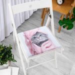 - Frm-5706-Havluyla-Sarilmis-Kedicik-Desenli-Modern-Fermuarli-Sandalye-Minderi-1 - Realhomes Havluyla Sarılmış Kedicik Desenli Modern Fermuarlı Sandalye Minderi Realhomes