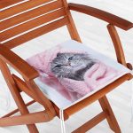 - Frm-5706-Havluyla-Sarilmis-Kedicik-Desenli-Modern-Fermuarli-Sandalye-Minderi - Realhomes Havluyla Sarılmış Kedicik Desenli Modern Fermuarlı Sandalye Minderi Realhomes