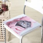 - Frm-5706-Havluyla-Sarilmis-Kedicik-Desenli-Modern-Fermuarli-Sandalye-Minderi-3 - Realhomes Havluyla Sarılmış Kedicik Desenli Modern Fermuarlı Sandalye Minderi Realhomes