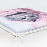 - Frm-5706-Havluyla-Sarilmis-Kedicik-Desenli-Modern-Fermuarli-Sandalye-Minderi-5 - Realhomes Havluyla Sarılmış Kedicik Desenli Modern Fermuarlı Sandalye Minderi Realhomes