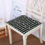 - Frm-6126-Cizgili-Zemin-Uzerinde-Altin-Kalpler-Desenli-Dijital-Baskili-Fermuarli-Sandalye-Minderi - Realhomes Çizgili Zemin Üzerinde Altın Kalpler Desenli Dijital Baskılı Fermuarlı Sandalye Minderi Realhomes