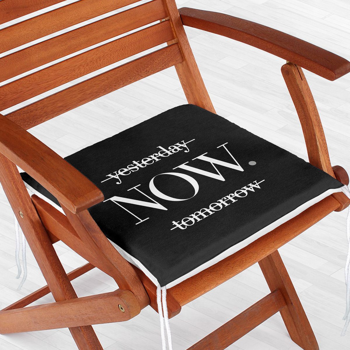 Siyah Zeminde NOW Yazılı Modern Fermuarlı Sandalye Minderi Realhomes