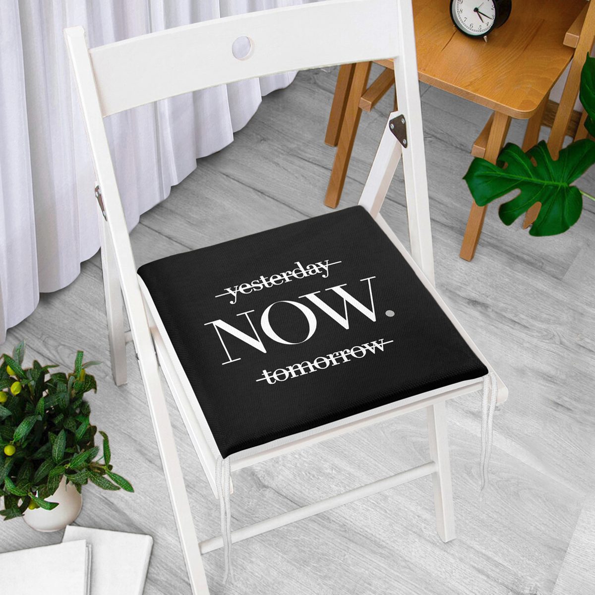 Siyah Zeminde NOW Yazılı Modern Fermuarlı Sandalye Minderi Realhomes