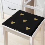 - Frm-7116-Siyah-Zeminde-Gold-Puantiyeli-Dijital-Baskili-Modern-Fermuarli-Sandalye-Minderi - Realhomes Siyah Zeminde Gold Puantiyeli Dijital Baskılı Modern Fermuarlı Sandalye Minderi Realhomes