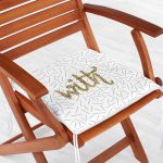 - Frm-7135-Beyaz-Zeminli-Gold-Renkli-With-Yazili-Dijital-Baskili-Modern-Fermuarli-Sandalye-Minderi-1 - Realhomes Beyaz Zeminli Gold Renkli With Yazılı Dijital Baskılı Modern Fermuarlı Sandalye Minderi Realhomes