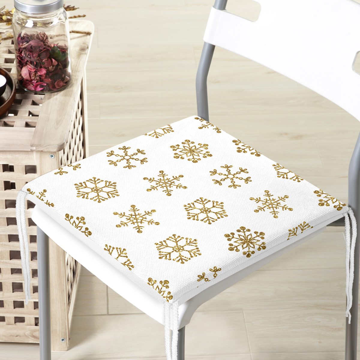 Beyaz Zeminde Gold Renkli Kar Tanesi Desenli Dijital Baskılı Modern Fermuarlı Sandalye Minderi Realhomes