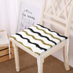 - Frm-7153-Beyaz-Zemin-Uzerinde-Gold-Ve-Siyah-Renkli-Cizgiler-Dijital-Baskili-Modern-Fermuarli-Sandalye-Minderi - Realhomes Beyaz Zemin Üzerinde Gold Ve Siyah Renkli Çizgiler Dijital Baskılı Modern Fermuarlı Sandalye Minderi Realhomes