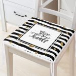 - Frm-7170-Siyah-Beyaz-Zeminde-Gold-Yaprakli-Thanks-Yazili-Dijital-Baskili-Modern-Fermuarli-Sandalye-Minderi - Realhomes Siyah Beyaz Zeminde Gold Yapraklı Thanks Yazılı Dijital Baskılı Modern Fermuarlı Sandalye Minderi Realhomes