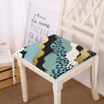 - Frm-7173-Siyah-Beyaz-Zeminde-Gold-Detayli-Renkli-Cizim-Dijital-Baskili-Modern-Fermuarli-Sandalye-Minderi - Realhomes Siyah Beyaz Zeminde Gold Detaylı Renkli Çizim Dijital Baskılı Modern Fermuarlı Sandalye Minderi Realhomes