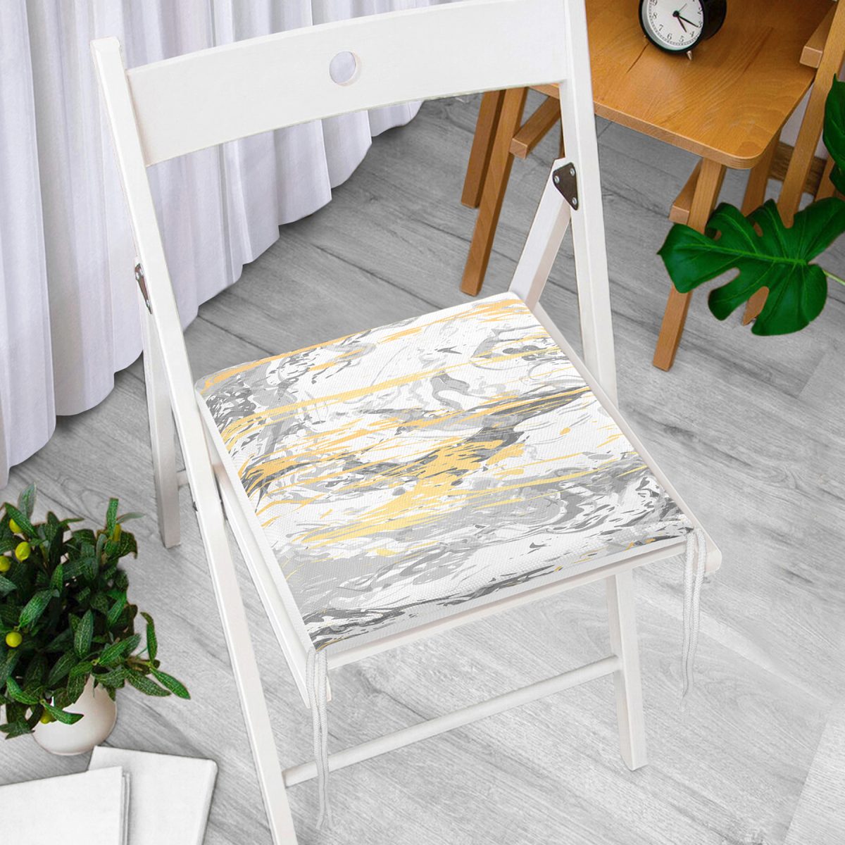 Gri Zemin Üzerinde Gold Detaylı Soft Çizim Desenli Dijital Baskılı Modern Fermuarlı Sandalye Minderi Realhomes