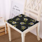 - Frm-7311-Siyah-Zemin-Uzerinde-Papatya-Desenli-Dijital-Baskili-Modern-Fermuarli-Sandalye-Minderi - Realhomes Siyah Zemin Üzerinde Papatya Desenli Dijital Baskılı Modern Fermuarlı Sandalye Minderi Realhomes