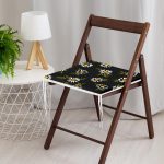 - Frm-7311-Siyah-Zemin-Uzerinde-Papatya-Desenli-Dijital-Baskili-Modern-Fermuarli-Sandalye-Minderi-3 - Realhomes Siyah Zemin Üzerinde Papatya Desenli Dijital Baskılı Modern Fermuarlı Sandalye Minderi Realhomes