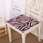 - Frm-7365-Siyah-Zemin-Uzerinde-Pembe-Renkli-Cizim-Dijital-Baskili-Modern-Fermuarli-Sandalye-Minderi - Realhomes Siyah Zemin Üzerinde Pembe Renkli Çizim Dijital Baskılı Modern Fermuarlı Sandalye Minderi Realhomes