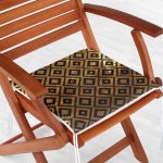 - Frm-7546-Gold-Zemin-Uzerinde-Siyah-Geometrik-Desenli-Dijital-Baskili-Modern-Fermuarli-Sandalye-Minderi-1 - Realhomes Gold Zemin Üzerinde Siyah Geometrik Desenli Dijital Baskılı Modern Fermuarlı Sandalye Minderi Realhomes