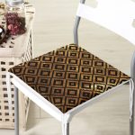 - Frm-7546-Gold-Zemin-Uzerinde-Siyah-Geometrik-Desenli-Dijital-Baskili-Modern-Fermuarli-Sandalye-Minderi - Realhomes Gold Zemin Üzerinde Siyah Geometrik Desenli Dijital Baskılı Modern Fermuarlı Sandalye Minderi Realhomes