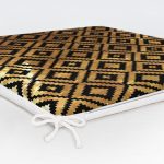 - Frm-7546-Gold-Zemin-Uzerinde-Siyah-Geometrik-Desenli-Dijital-Baskili-Modern-Fermuarli-Sandalye-Minderi-5 - Realhomes Gold Zemin Üzerinde Siyah Geometrik Desenli Dijital Baskılı Modern Fermuarlı Sandalye Minderi Realhomes