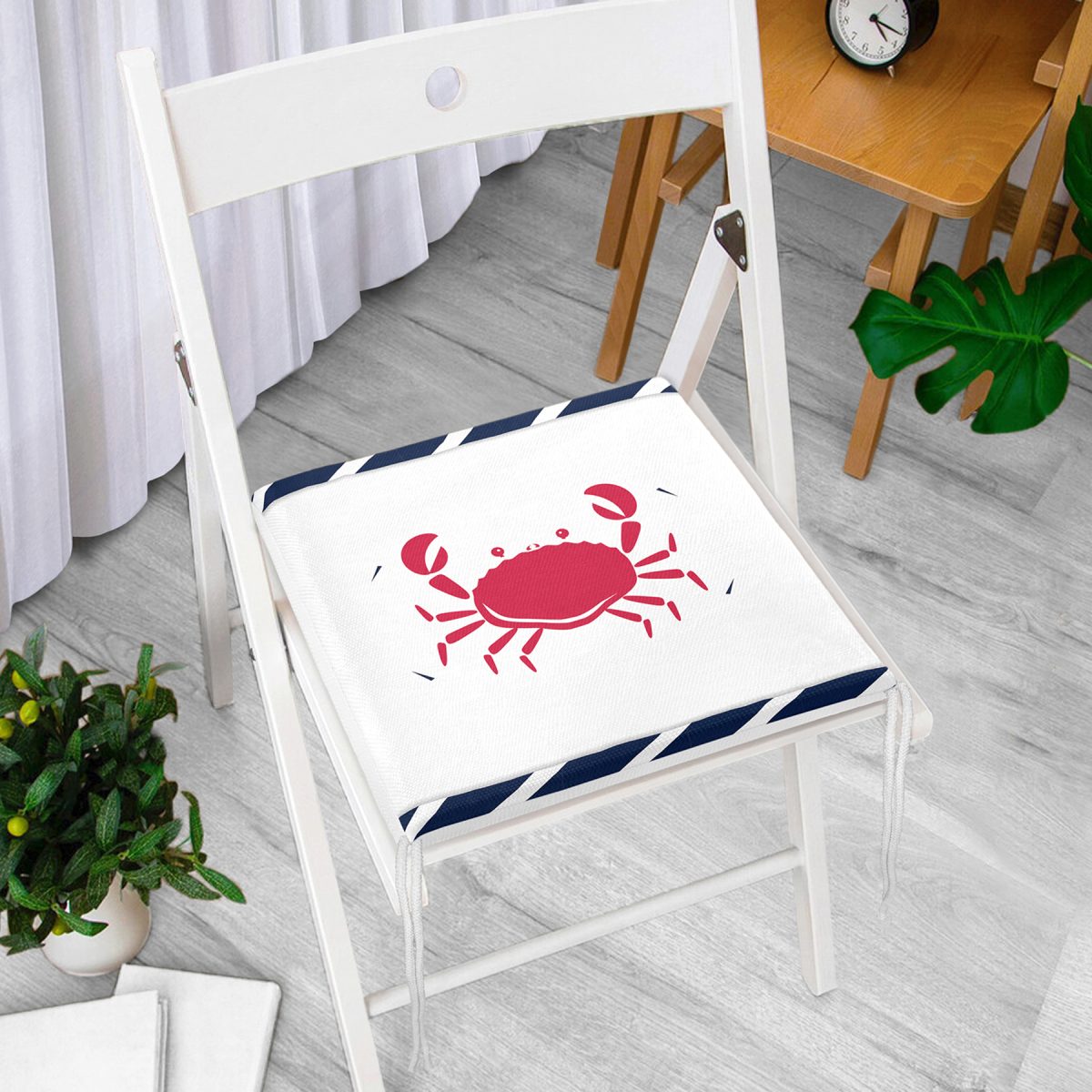 Beyaz Zemin Üzerinde Renkli Yengeç Desenli Dijital Baskılı Modern Fermuarlı Sandalye Minderi Realhomes