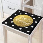 - Frm-7697-Siyah-Zemin-Uzerinde-Gold-Detayli-Sweet-Holiday-Yazili-Dijital-Baskili-Modern-Fermuarli-Sandalye-Minderi - Realhomes Siyah Zemin Üzerinde Gold Detaylı Sweet Holiday Yazılı Dijital Baskılı Modern Fermuarlı Sandalye Minderi Realhomes