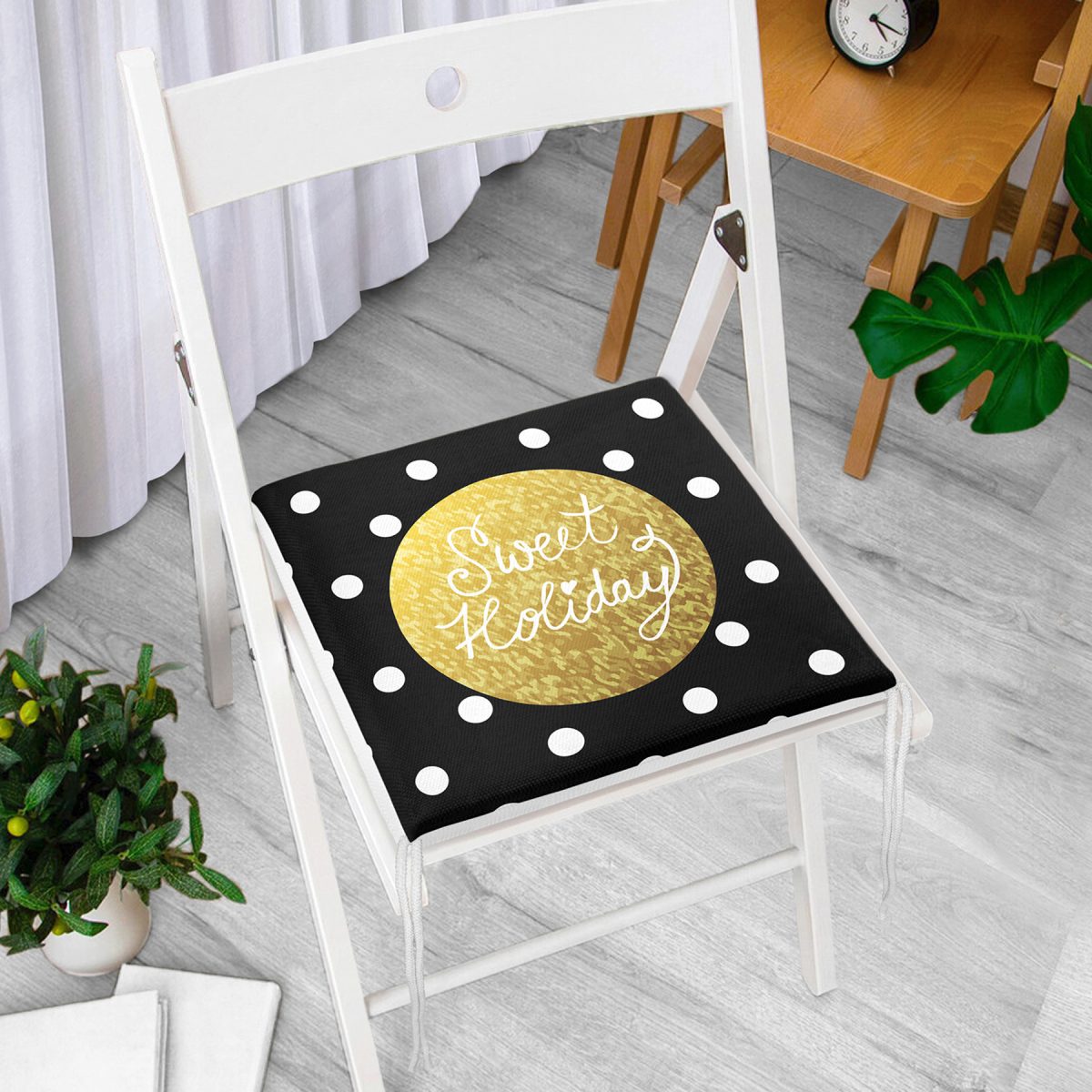 Siyah Zemin Üzerinde Gold Detaylı Sweet Holiday Yazılı Dijital Baskılı Modern Fermuarlı Sandalye Minderi Realhomes