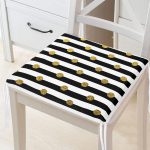 - Frm-7698-Beyaz-Zemin-Uzerinde-Gold-Detayli-Puantiye-Dijital-Baskili-Modern-Fermuarli-Sandalye-Minderi - Realhomes Beyaz Zemin Üzerinde Gold Detaylı Puantiye Dijital Baskılı Modern Fermuarlı Sandalye Minderi Realhomes