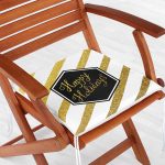 - Frm-7701-Beyaz-Zemin-Uzerinde-Gold-Detayli-Happy-Holidays-Yazili-Dijital-Baskili-Modern-Fermuarli-Sandalye-Minderi-1 - Realhomes Beyaz Zemin Üzerinde Gold Detaylı Happy Holidays Yazılı Dijital Baskılı Modern Fermuarlı Sandalye Minderi Realhomes