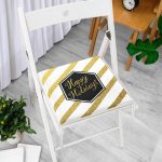 - Frm-7701-Beyaz-Zemin-Uzerinde-Gold-Detayli-Happy-Holidays-Yazili-Dijital-Baskili-Modern-Fermuarli-Sandalye-Minderi - Realhomes Beyaz Zemin Üzerinde Gold Detaylı Happy Holidays Yazılı Dijital Baskılı Modern Fermuarlı Sandalye Minderi Realhomes