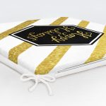 - Frm-7701-Beyaz-Zemin-Uzerinde-Gold-Detayli-Happy-Holidays-Yazili-Dijital-Baskili-Modern-Fermuarli-Sandalye-Minderi-5 - Realhomes Beyaz Zemin Üzerinde Gold Detaylı Happy Holidays Yazılı Dijital Baskılı Modern Fermuarlı Sandalye Minderi Realhomes