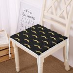 - Frm-7702-Siyah-Zemin-Uzerinde-Gold-Detayli-Cizim-Dijital-Baskili-Modern-Fermuarli-Sandalye-Minderi - Realhomes Siyah Zemin Üzerinde Gold Detaylı Çizim Dijital Baskılı Modern Fermuarlı Sandalye Minderi Realhomes