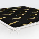 - Frm-7702-Siyah-Zemin-Uzerinde-Gold-Detayli-Cizim-Dijital-Baskili-Modern-Fermuarli-Sandalye-Minderi-5 - Realhomes Siyah Zemin Üzerinde Gold Detaylı Çizim Dijital Baskılı Modern Fermuarlı Sandalye Minderi Realhomes