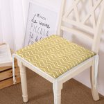 - Frm-7703-Gold-Zemin-Uzerinde-Beyaz-Geometrik-Cizimli-Dijital-Baskili-Modern-Fermuarli-Sandalye-Minderi - Realhomes Gold Zemin Üzerinde Beyaz Geometrik Çizimli Dijital Baskılı Modern Fermuarlı Sandalye Minderi Realhomes