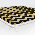 Gold Zemin Üzerinde Siyah Zikzak Desenli Dijital Baskılı Modern Fermuarlı Sandalye Minderi Realhomes