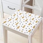 - Frm-7710-Beyaz-Zemin-Uzerinde-Gold-Detayli-Cam-Agaci-Desenli-Dijital-Baskili-Modern-Fermuarli-Sandalye-Minderi - Realhomes Beyaz Zemin Üzerinde Gold Detaylı Çam Ağacı Desenli Dijital Baskılı Modern Fermuarlı Sandalye Minderi Realhomes