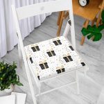 Beyaz Zemin Üzerinde Gold Detaylı Hediye Paketi Desenli Dijital Baskılı Modern Fermuarlı Sandalye Minderi Realhomes