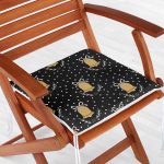 Siyah Zemin Üzerinde Gold Renkli Çan Desenli Dijital Baskılı Modern Fermuarlı Sandalye Minderi Realhomes