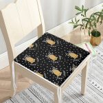 Siyah Zemin Üzerinde Gold Renkli Çan Desenli Dijital Baskılı Modern Fermuarlı Sandalye Minderi Realhomes