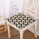 - Frm-7866-Siyah-Zemin-Uzerinde-Gold-Detayli-Geometrik-Desenli-Dijital-Baskili-Modern-Fermuarli-Sandalye-Minderi - Realhomes Siyah Zemin Üzerinde Gold Detaylı Geometrik Desenli Dijital Baskılı Modern Fermuarlı Sandalye Minderi Realhomes