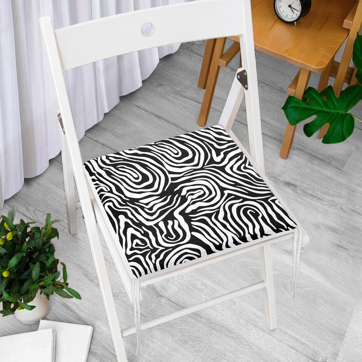 Siyah Zemin Üzerinde Beyaz Geometrik Desenli Dijital Baskılı Modern Fermuarlı Sandalye Minderi Realhomes