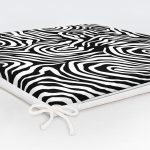 - Frm-8039-Siyah-Zemin-Uzerinde-Beyaz-Geometrik-Desenli-Dijital-Baskili-Modern-Fermuarli-Sandalye-Minderi-5 - Realhomes Siyah Zemin Üzerinde Beyaz Geometrik Desenli Dijital Baskılı Modern Fermuarlı Sandalye Minderi Realhomes