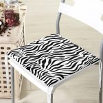 - Frm-8105-Beyaz-Zemin-Uzerinde-Siyah-Geometrik-Desenli-Dijital-Baskili-Modern-Fermuarli-Sandalye-Minderi - Realhomes Beyaz Zemin Üzerinde Siyah Geometrik Desenli Dijital Baskılı Modern Fermuarlı Sandalye Minderi Realhomes